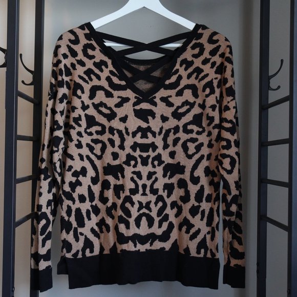 Ricki's crew neck leopard print knit medium sweater - Picture 2 of 2